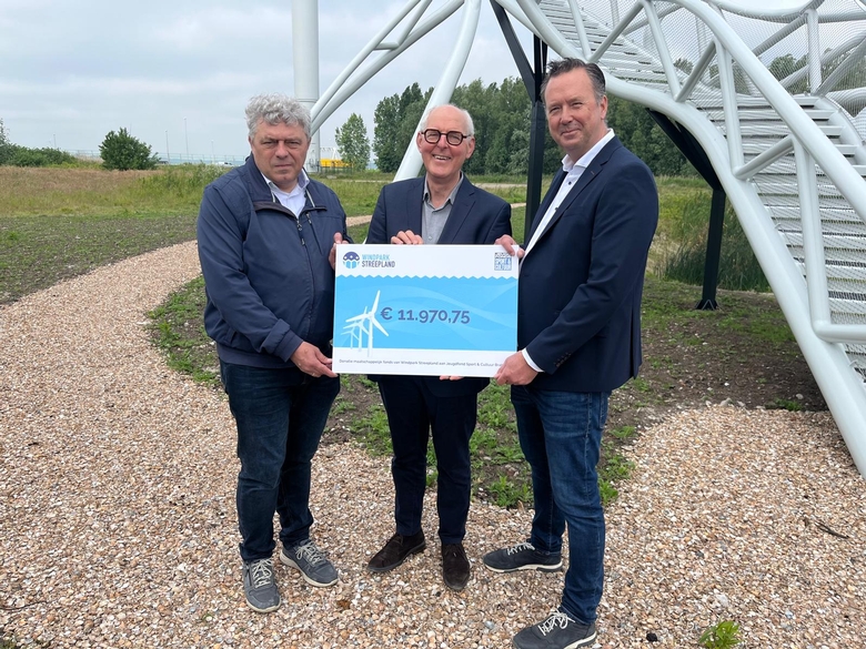 Bennie Blom, wethouder gemeente Moerdijk, Riny van Rinsum, voorzitter Jeugdfonds Sport & Cultuur Brabant en Henk Werkman, projectdirecteur Windunie